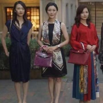 『2025時(shí)尚潮流包包款式解析，獨(dú)特設(shè)計(jì)與細(xì)致解讀』